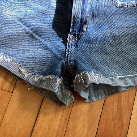 Great condition Hollister shorts. My favorite! - Picture 3 of 4